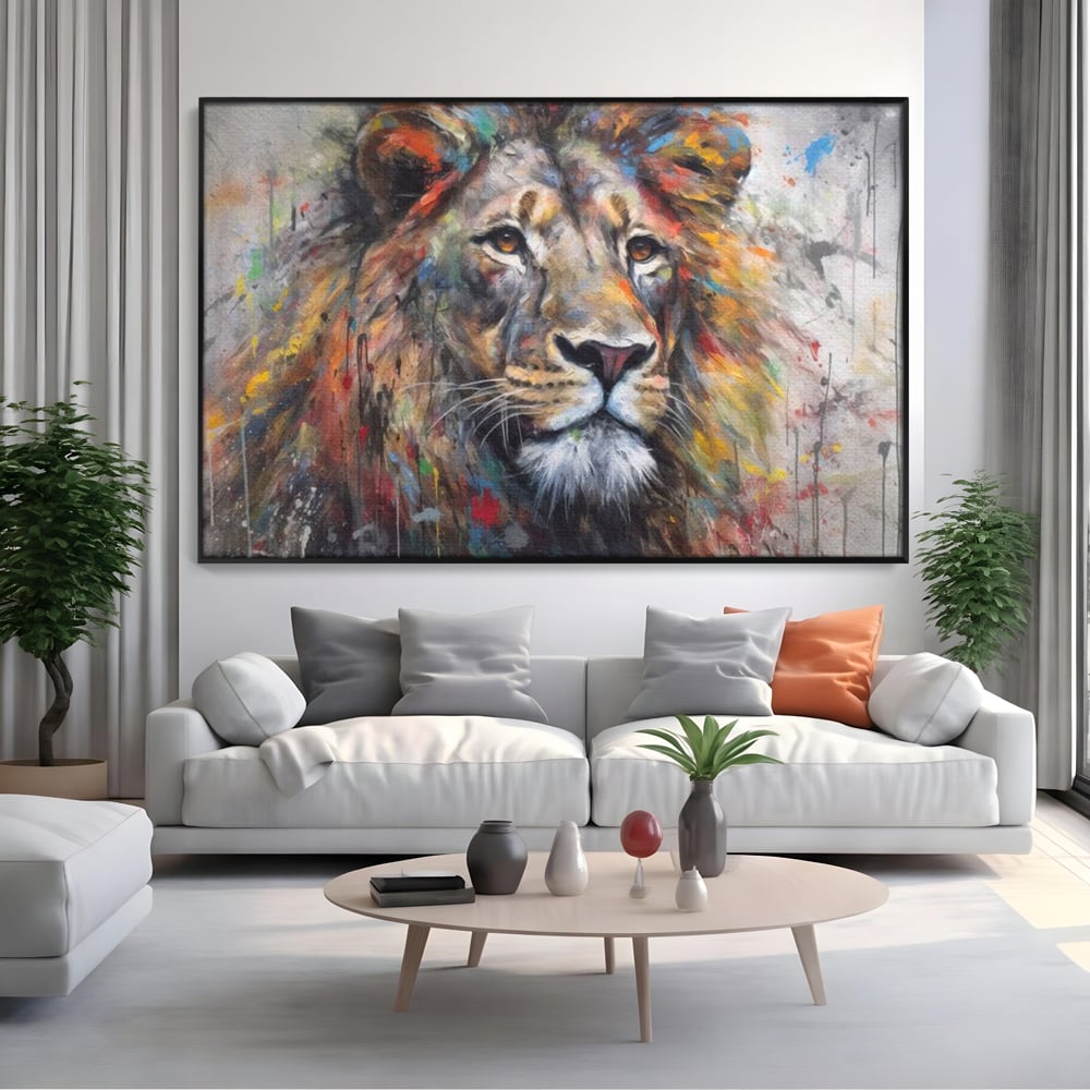 Tablou canvas cu tablou canvas cu leu colorat, in rama de aluminiu negru, pe perete intr-un living